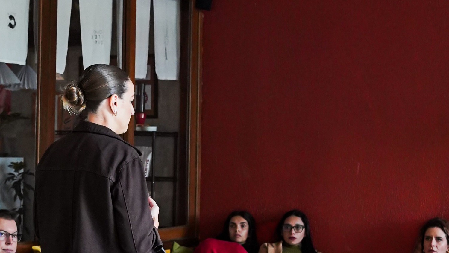 Cíntia Elias conduzindo um grupo